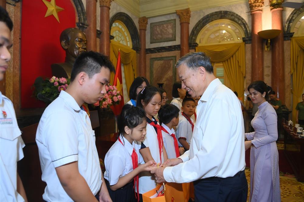 Chủ tịch nước Tô Lâm gặp mặt các thanh, thiếu niên tiêu biểu là con em trong lực lượng Công an nhân dân 