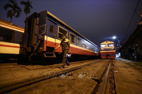 Thông tuyến Hà Nội - Hải Phòng sau sự cố ô tô chở máy xúc va cầu chui đường sắt 