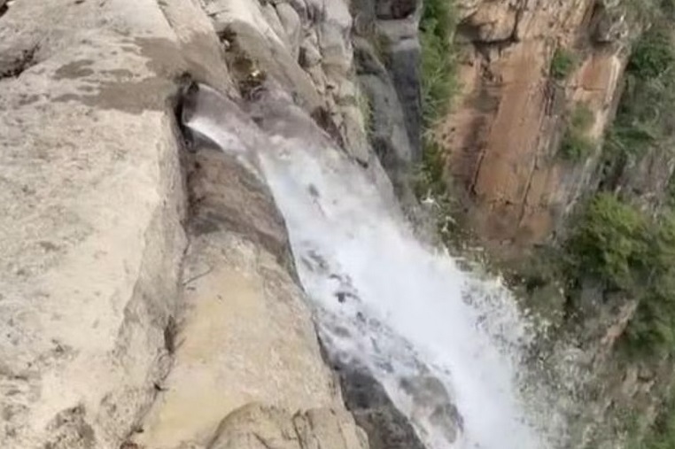 Người dân thất vọng khi phát hiện đường ống tại thác nước tự nhiên Trung Quốc 