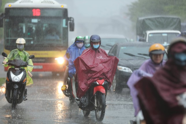 Hơn 10.000 cú sét đánh xuống đất ở Hà Nội và các tỉnh lân cận