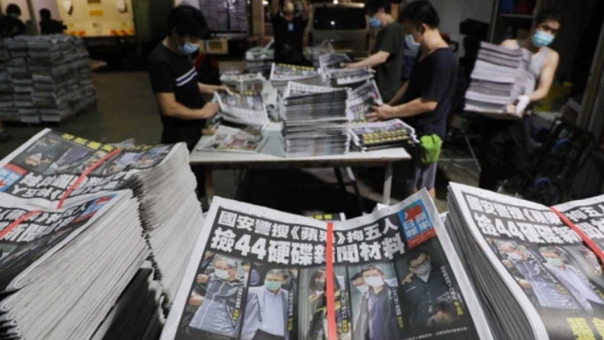 Tổng biên tập Apple Daily bị bắt, dân Hong Kong đổ xô đi mua báo
