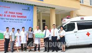 Vietcombank chi nhánh Hải Dương trao tặng xe cứu thương