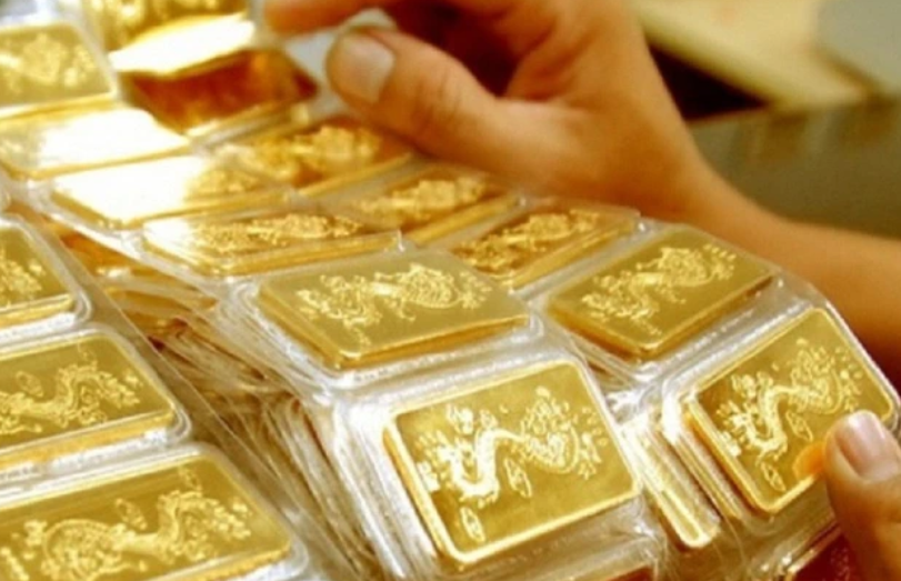 Người dân vẫn xếp hàng mua vàng, chuyên gia cảnh báo nguy cơ vàng thế giới rớt giá mạnh 