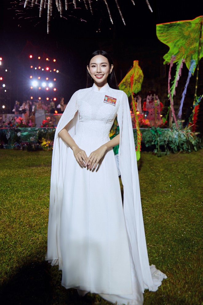 Thùy Tiên nổi bật với trang phục áo dài tại lễ khai mạc Festival Huế 2024 