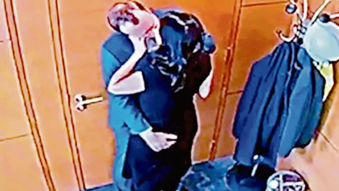 Bộ trưởng Y tế Anh trả giá đắt cho một nụ hôn 