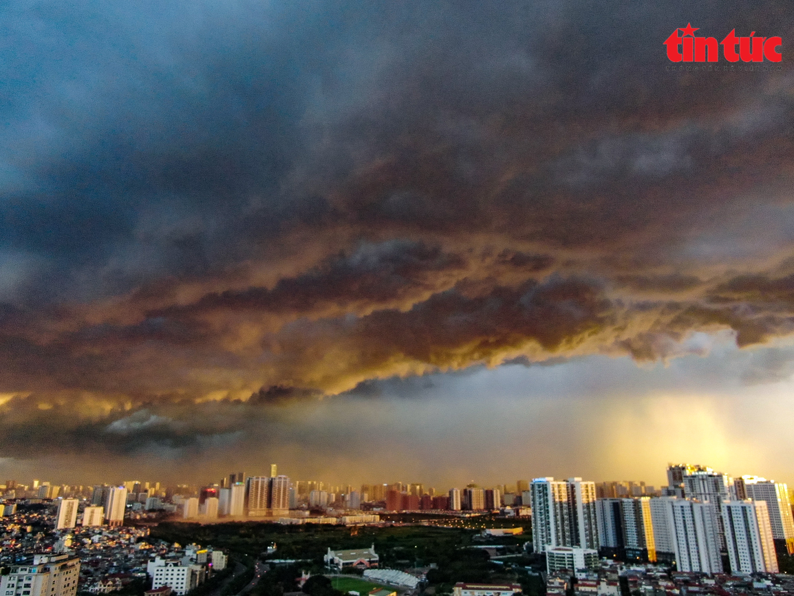 Hà Nội: Ấn tượng với mây trời cuồn cuộn trước cơn giông lớn