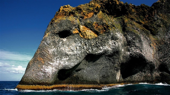 Tảng đá hệt như con voi khổng lồ nổi giữa biển - Tuyệt tác của mẹ thiên nhiên 