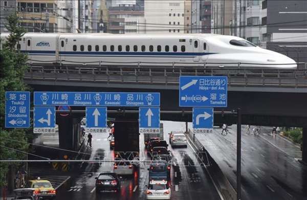 Xuất hiện chất lỏng lạ trên tàu điện ở Nhật Bản, hai người phải nhập viện 