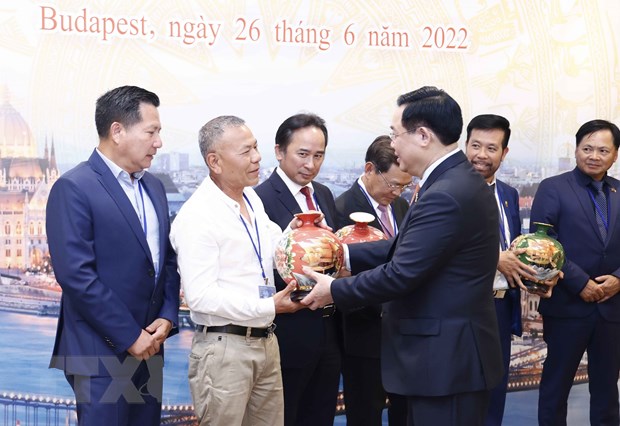 Chủ tịch Quốc hội gặp gỡ cộng đồng doanh nhân người Việt tại châu Âu 