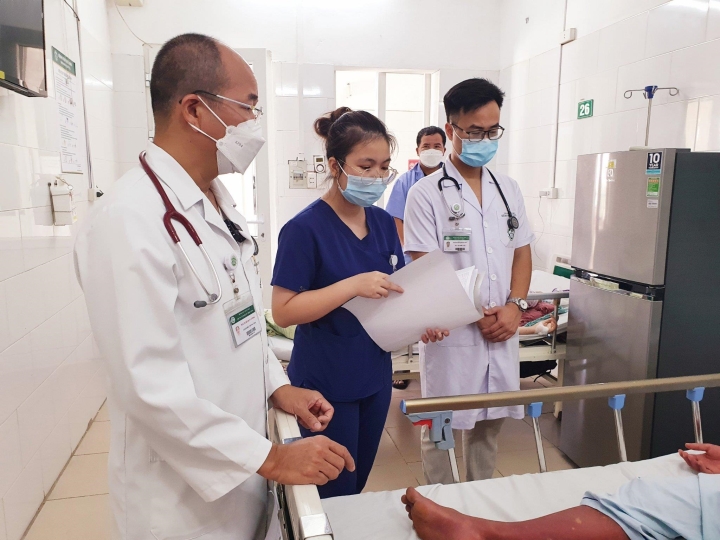 Sau chuyến du lịch, nhiều người sốt xuất huyết nguy kịch phải nhập viện 