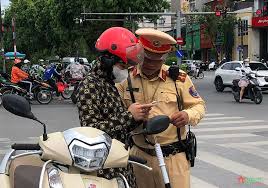 Cảnh sát giao thông toàn tỉnh tạm giữ 6 giấy phép lái xe qua VNeID