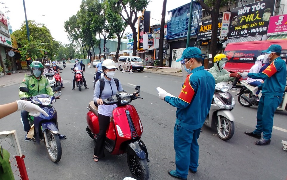 Ngày thứ tư thực hiện Chỉ thị 16, người dân TP Hồ Chí Minh ra đường vẫn đông