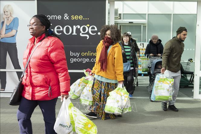 Lượng người đi mua sắm tại Anh sẽ tăng mạnh sau khi dỡ bỏ hạn chế 