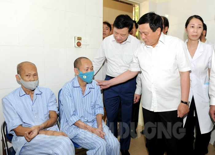 Đồng chí Nguyễn Xuân Thắng thăm, tặng quà người có công TP Chí Linh
