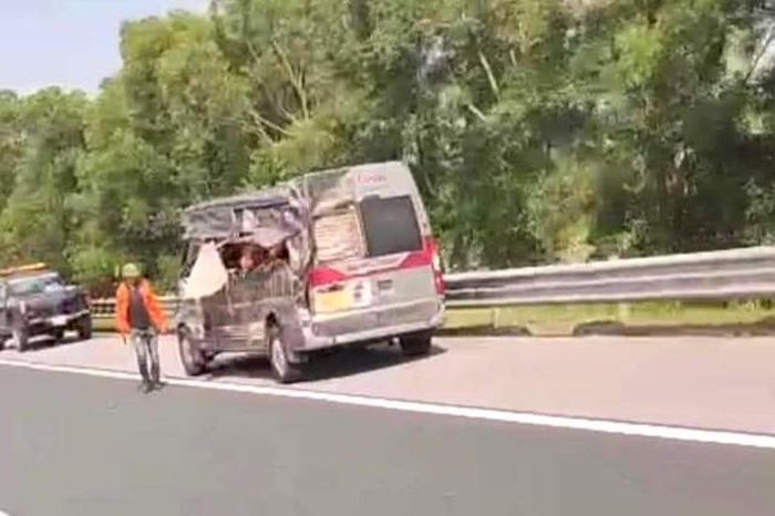 Va chạm với xe hút rác trên cao tốc Hà Nội - Hải Phòng, 2 người tử vong 