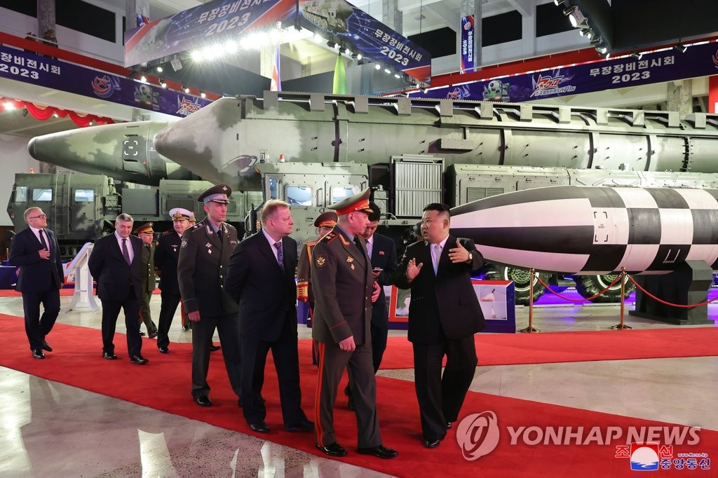 Lãnh đạo Triều Tiên dẫn Bộ trưởng Quốc phòng Nga tham quan triễn lãm vũ khí 