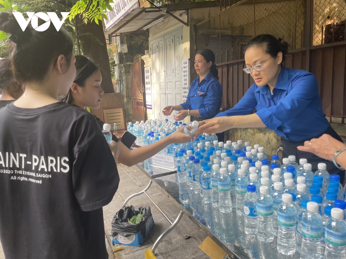 Phát nước miễn phí cho người dân vào viếng Tổng Bí thư Nguyễn Phú Trọng 
