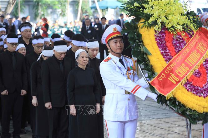 Xúc động hình ảnh vợ, con và gia đình trước linh cữu Tổng Bí thư Nguyễn Phú Trọng 