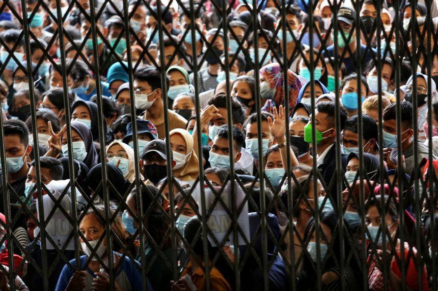 Dịch diễn biến phức tạp, dân Indonesia chen chúc đi tiêm vắc xin