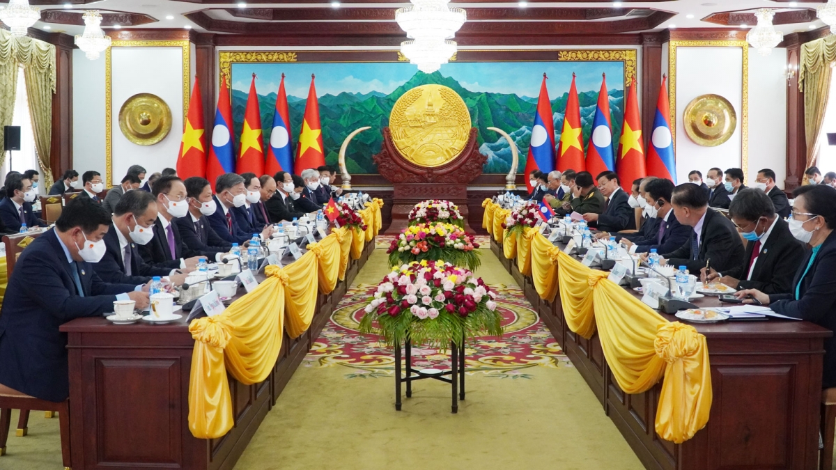 Hội đàm cấp cao Việt-Lào, hai bên ký kết và trao 14 văn kiện hợp tác