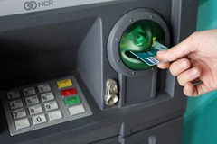 Ngân hàng đồng loạt miễn, giảm phí chuyển tiền online, rút tiền ATM