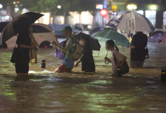 Cảnh tượng ngập lụt tại thủ đô Seoul của Hàn Quốc sau trận mưa lớn nhất 80 năm 