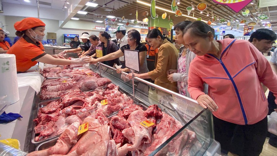 Thịt lợn ngoài chợ, siêu thị giá cao chót vót, mặc lợn hơi tụt giá, chủ nuôi bị siết nợ 