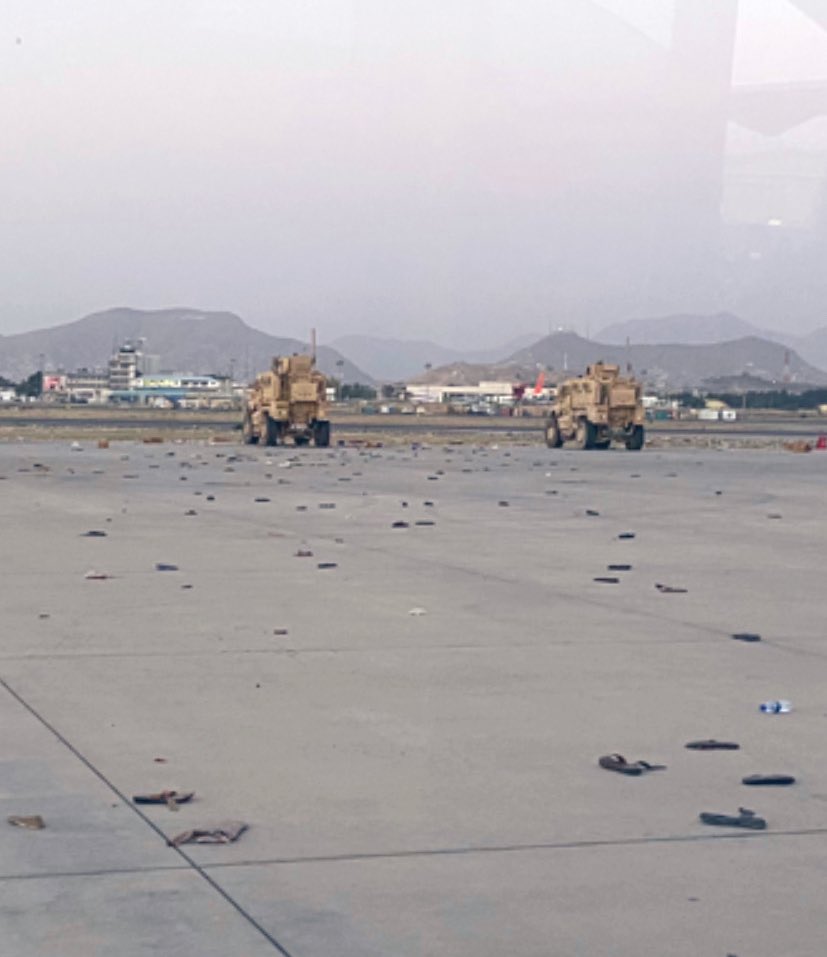 Bức ảnh sân bay Kabul vương vãi dép gây ám ảnh 