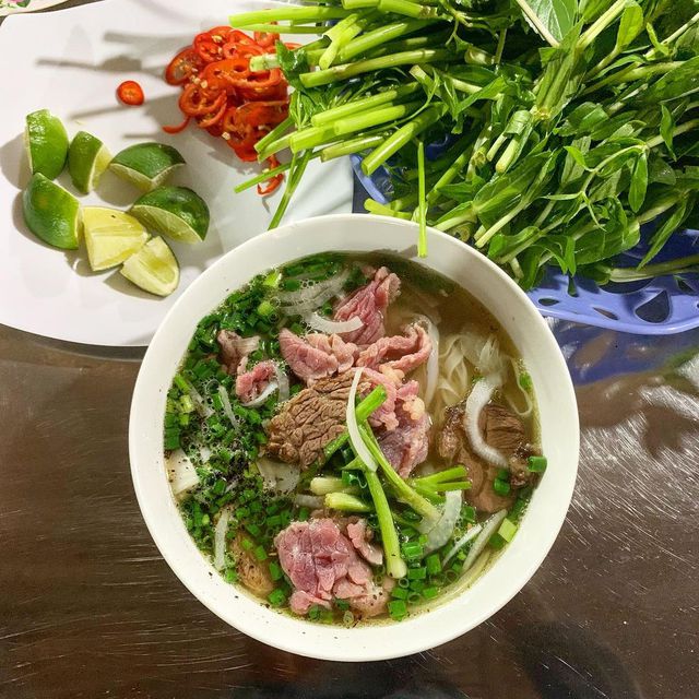 Việt Nam có 8 món ăn được báo nước ngoài khen ngợi: Toàn đặc sản đến khách Tây phải “nghiện” 