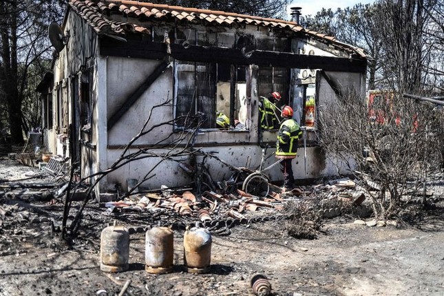 Pháp: Hơn 3.000 người sơ tán khẩn vì hỏa hoạn ở khu nghỉ dưỡng 