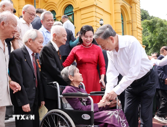 Tổng Bí thư, Chủ tịch nước gặp mặt cán bộ từng phục vụ Bác Hồ tại Phủ Chủ tịch