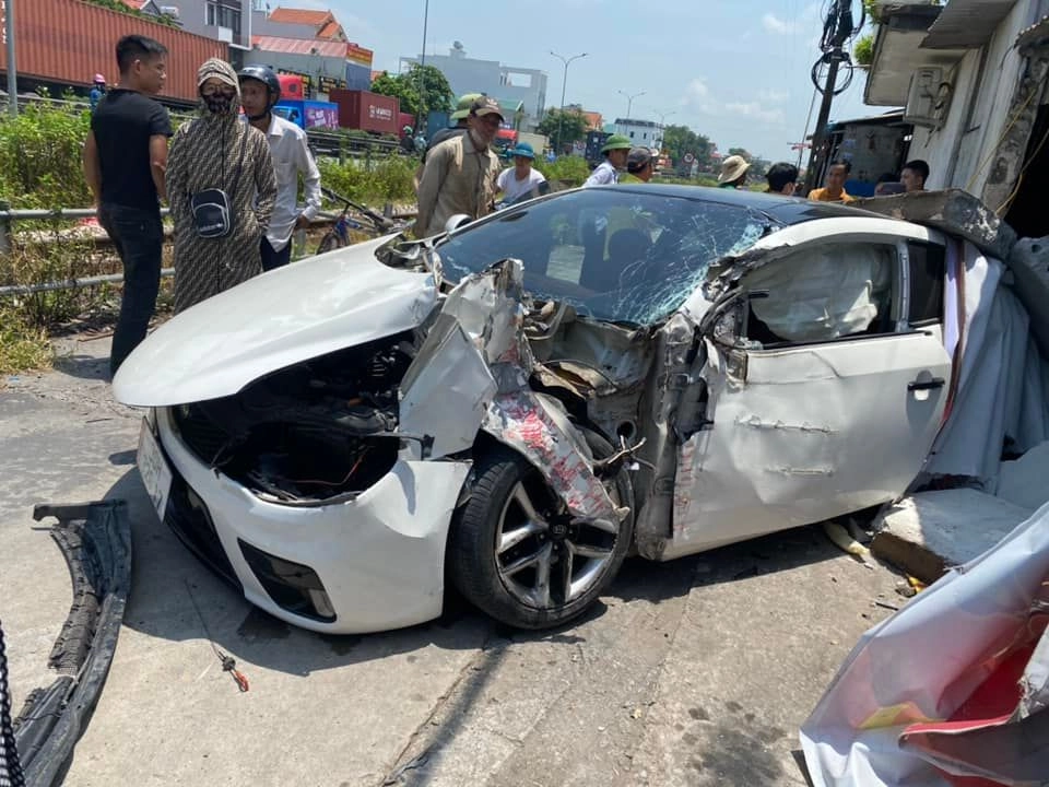 Nữ lái xe Kia Cerato thiếu quan sát bị tàu hỏa tông kinh hoàng ở Kim Thành