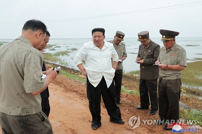 Ông Kim Jong-un thị sát vùng lũ lụt, chỉ trích các quan chức cấp cao 'vô trách nhiệm' 