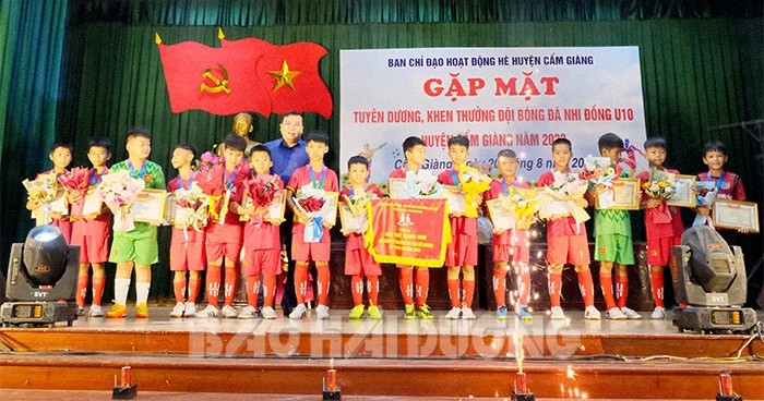 Huyện Cẩm Giàng gặp mặt, khen thưởng đội bóng đá nhi đồng U10