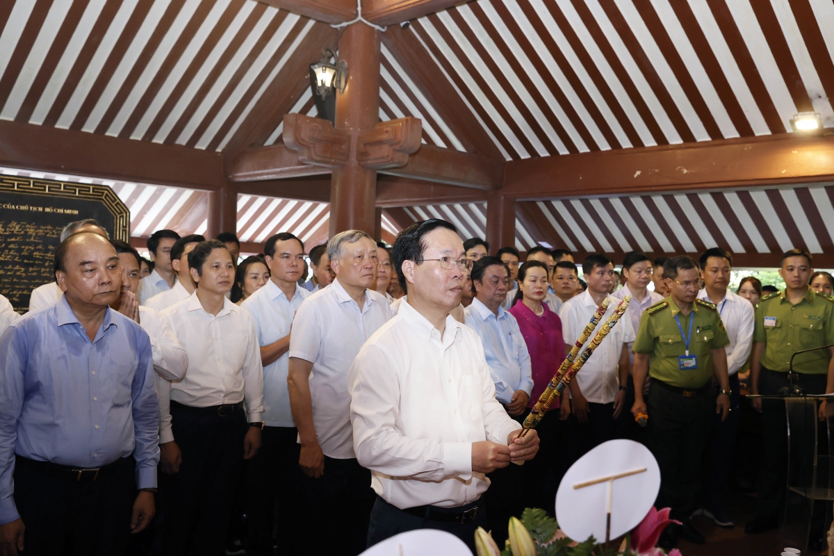 Chủ tịch nước Võ Văn Thưởng dâng hương tưởng niệm Chủ tịch Hồ Chí Minh 
