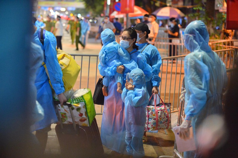 Di dời người dân ngay trong đêm tại ổ dịch lớn nhất Hà Nội 