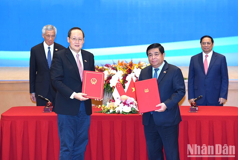 Thủ tướng Phạm Minh Chính và Thủ tướng Singapore Lý Hiển Long chứng kiến Lễ ký kết văn kiện hợp tác 