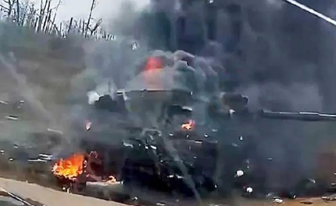 Lần đầu xuất hiện trong xung đột Nga – Ukraine, xe tăng Challenge 2 trúng hoả lực bùng cháy 