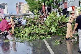 Lực lượng CSGT đảm bảo giao thông an toàn, thông suốt phục vụ công tác phòng chống, cứu trợ bão lũ