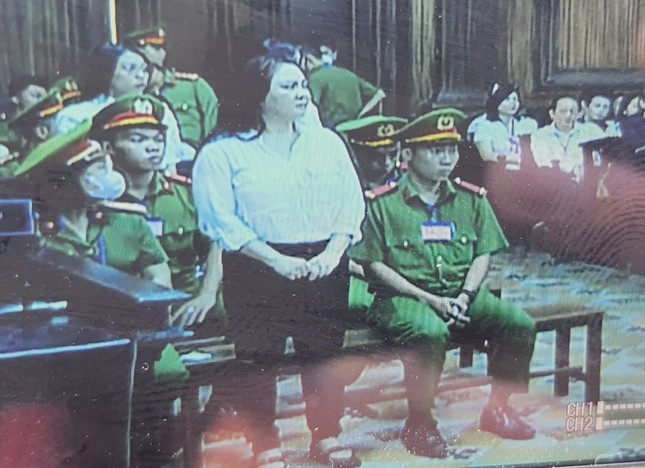 Hình ảnh bị cáo Nguyễn Phương Hằng tại phiên tòa 