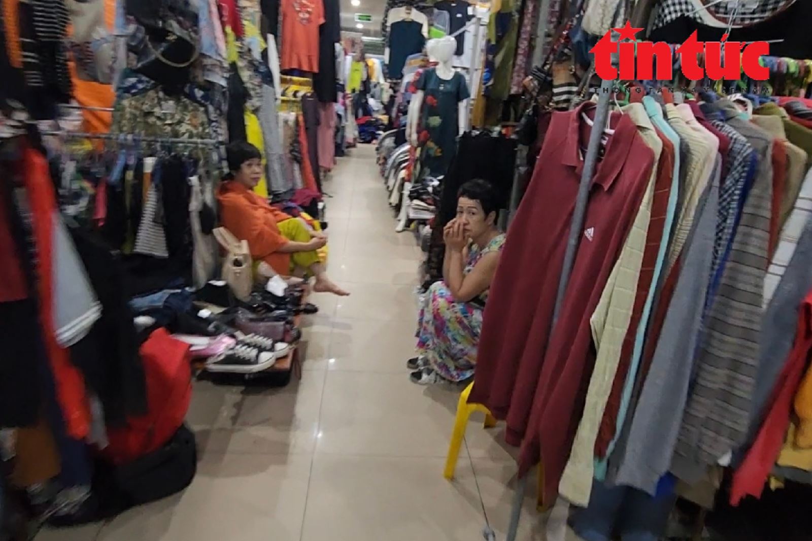 'Kỳ lạ' chợ trung tâm Hà Nội chỉ thấy người bán, không thấy người mua