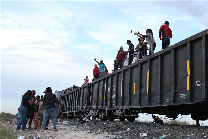 Khoảng 1.800 người di cư bị mắc kẹt ở vùng sa mạc phía Bắc Mexico 
