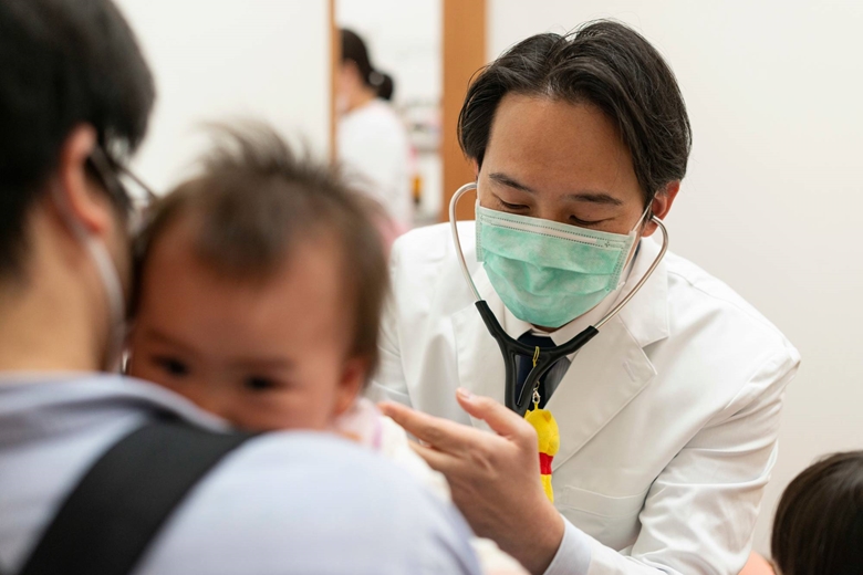 Nhật Bản cấp phép sử dụng vaccine ngừa COVID-19 cho trẻ từ 6 tháng tuổi 
