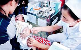 Kim Thành tiêm vaccine phòng lao cho trẻ trong 24 giờ sau sinh