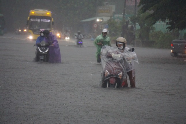 Lần đầu tiên trong lịch sử: Cảnh báo rủi ro thiên tai cấp 4 tại Huế - Đà Nẵng vì mưa lớn 