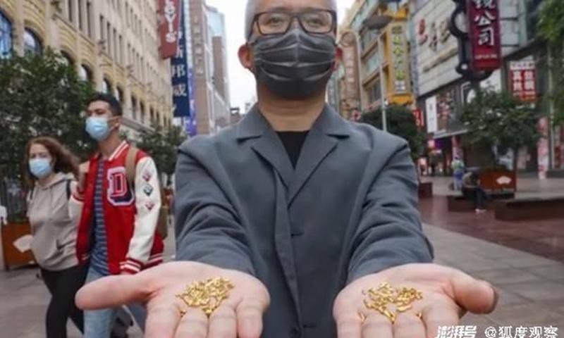 Nghệ sĩ Trung Quốc bị chỉ trích vì ném vàng xuống sông, đổ vào thùng rác