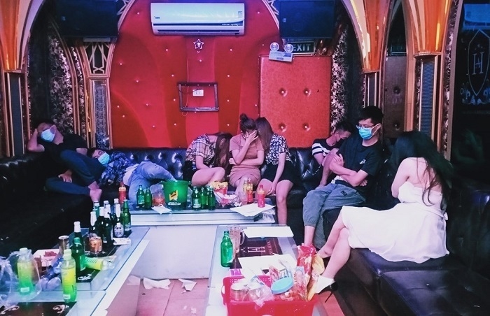 VIDEO: Phớt lờ lệnh cấm, quán karaoke ở Kim Thành vẫn mở cửa cho 59 khách hát và sử dụng ma túy
