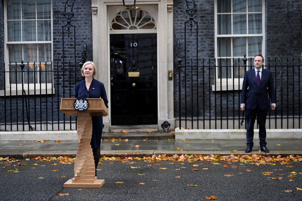 Thủ tướng từ chức, nền kinh tế nước Anh thêm phức tạp