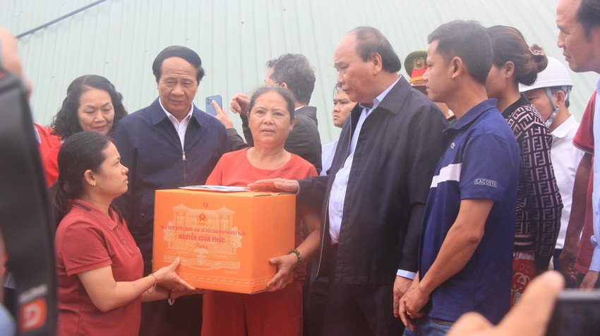 Chủ tịch nước Nguyễn Xuân Phúc thăm người dân vùng ngập lũ tại Đà Nẵng 