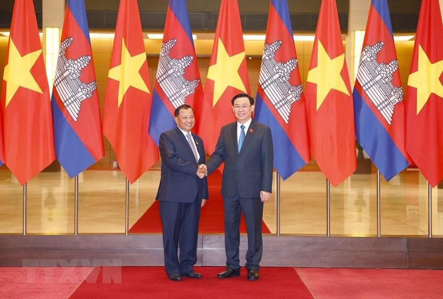 Chủ tịch Quốc hội Vương Đình Huệ hội đàm với Chủ tịch Thượng viện Campuchia